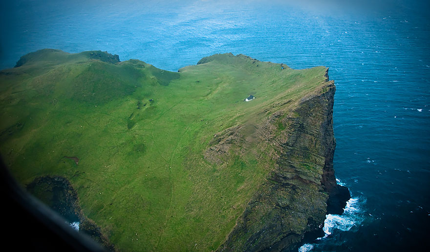 Единственный и таинственный дом на исландском острове Эллидаэй-10