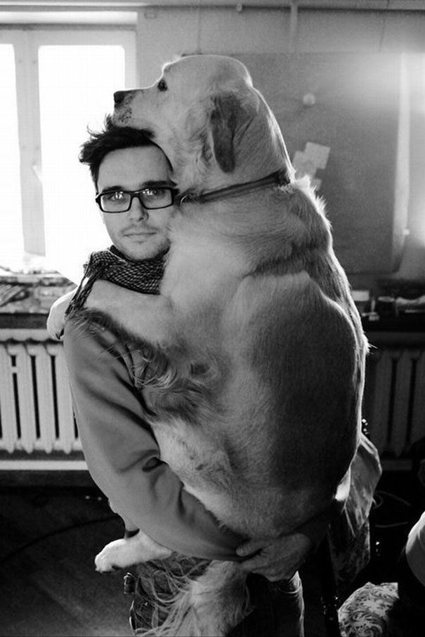 Люди и собаки обнимаются - 24 трогательных фото