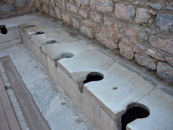 Самые древние туалеты со смывом (2000 лет)