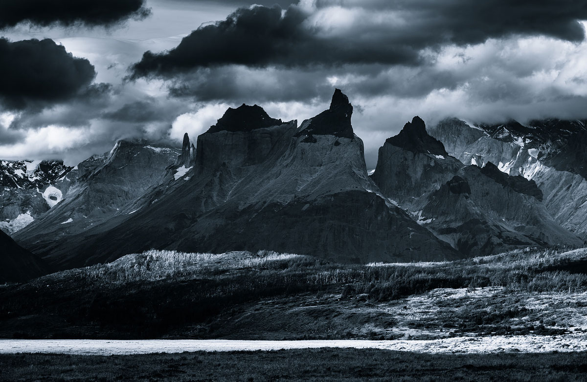 «Монохромные горы» - пейзажные фотографии с таинственным горизонтом