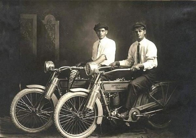 Уильям Харли и Артур Дэвидсон, основатели Harley Davidson, на своих мотоциклах в 1914 году