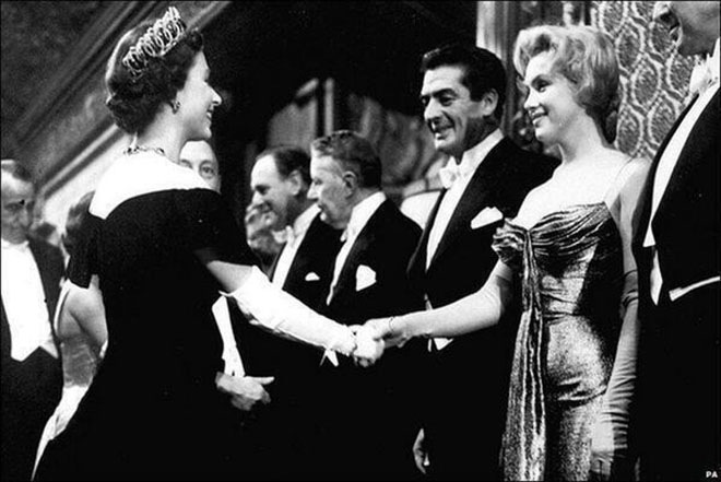 Королева Елизавета II и Мэрилин Монро в 1956 году