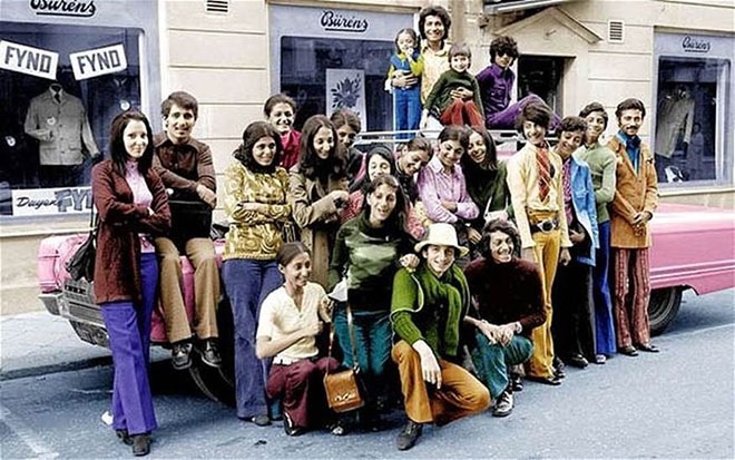 Усама бен Ладен, будучи подростком (второй справа в зелёной рубашке и синих брюках), на отдыхе в Швеции со своей семьей, примерно 1970 год