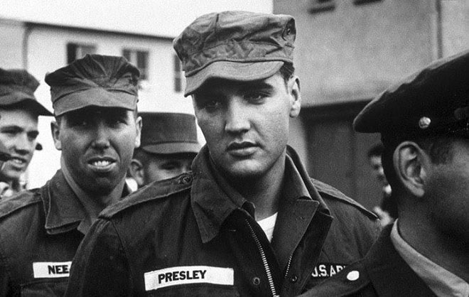 Элвис Пресли на службе в армии США в 1958 году
