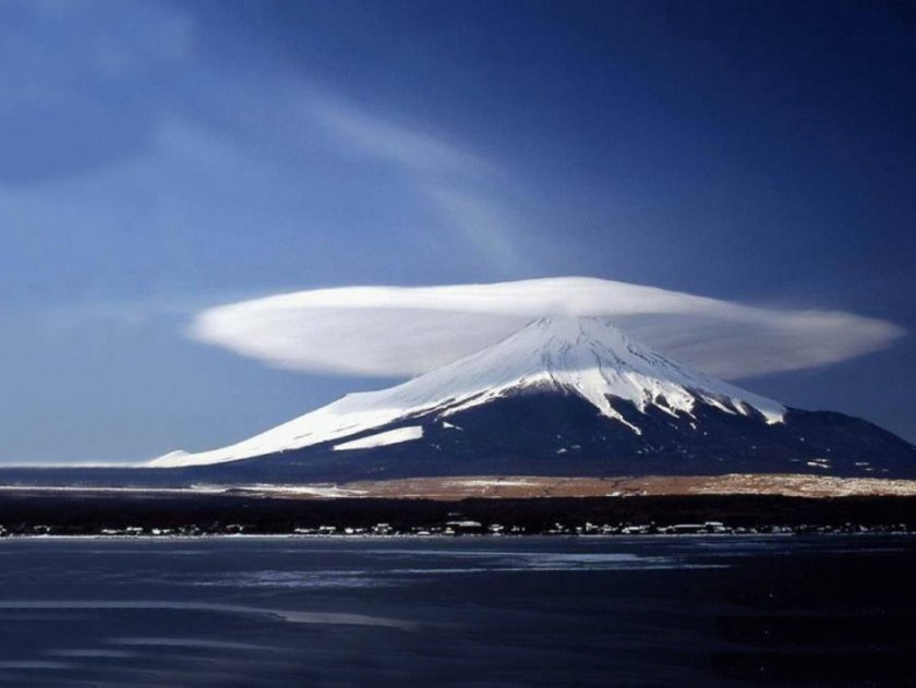 Линзообразное облако, гора Фудзи, Япония.