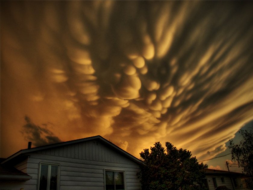 Облака Mammatus (вымеобразные) над Квебеком