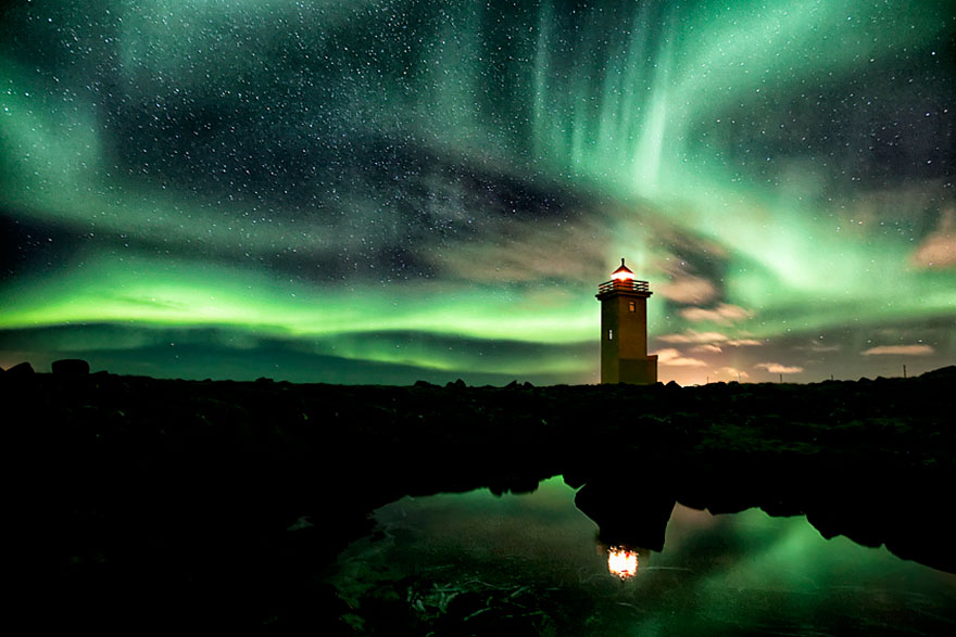 Маяк и северное сияние, Исландия