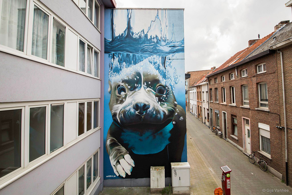 Гигантская собака в уличном искусстве в Бельгии