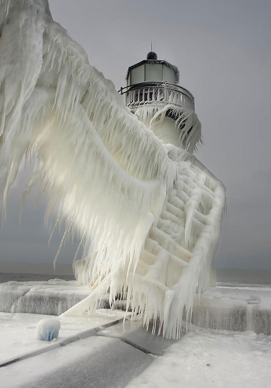 Замороженный маяк на озере Мичиган-7