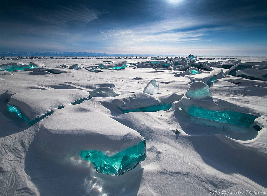 Изумрудный байкальский лёд