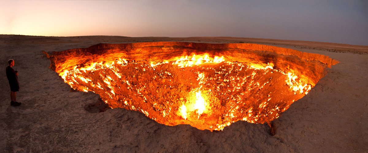 Дарваза - газовый кратер в Туркменистане, который непрерывно горит с 1971 года (1)