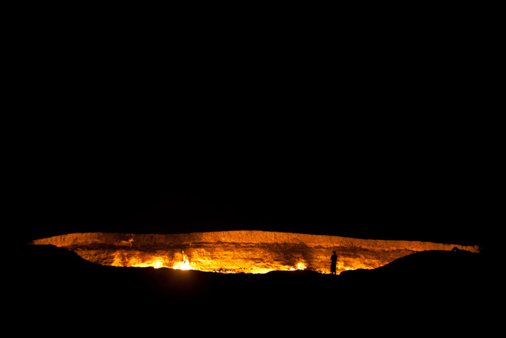 Дарваза - газовый кратер в Туркменистане, который непрерывно горит с 1971 года (6)