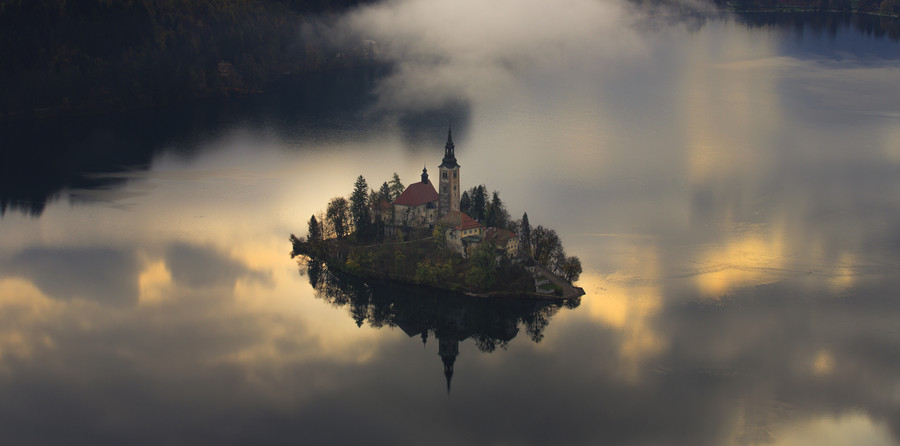 Густонаселённый остров на озере Блед, Словения