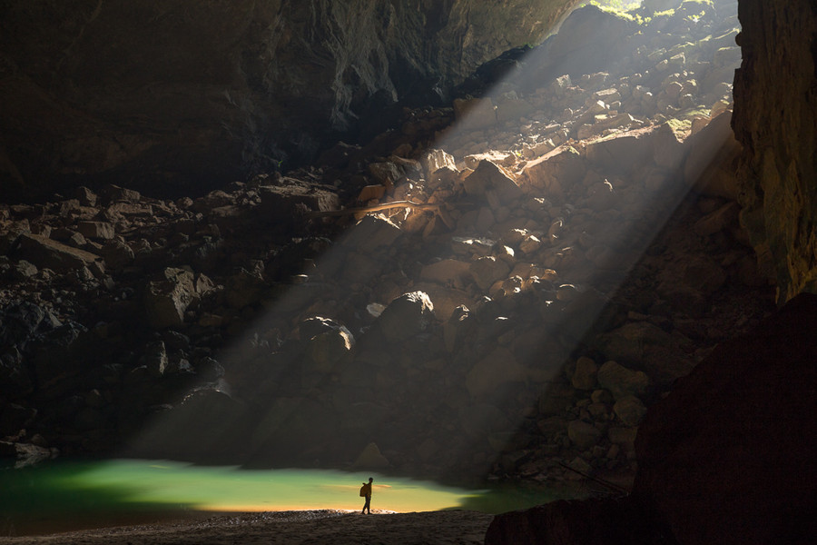 Спелеолог в пещере Ханг Ен, Вьетнам