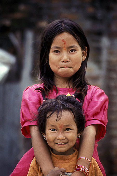 Улыбающиеся сёстры в Катманду