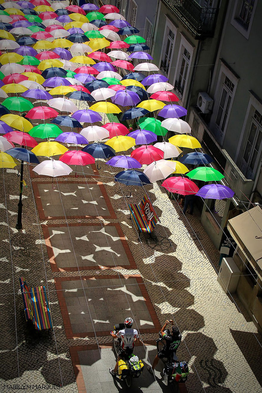 Сотни зонтиков над улицами в Португалии-2014-14