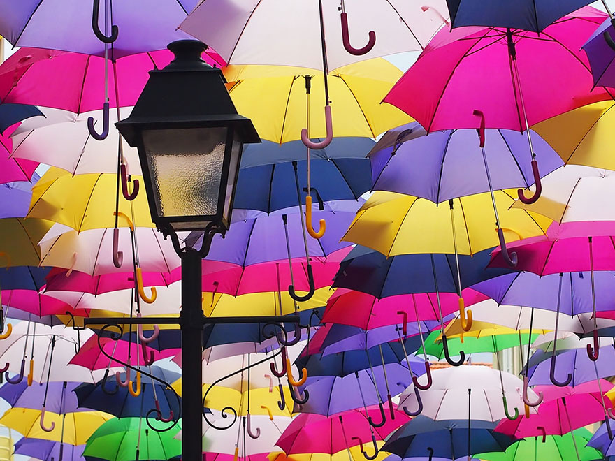 Сотни зонтиков над улицами в Португалии-2014-5