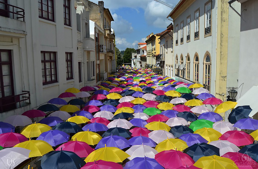 Сотни зонтиков над улицами в Португалии-2014-13
