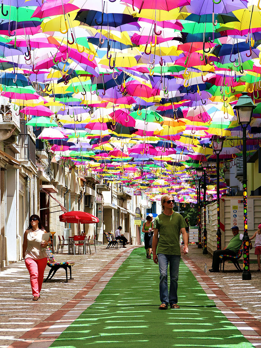 Сотни зонтиков над улицами в Португалии-2014-4