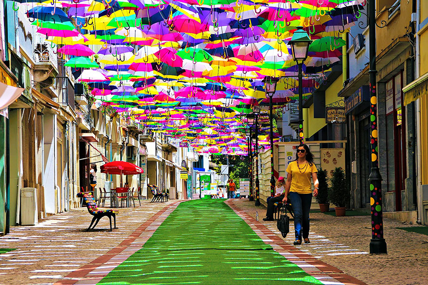Сотни зонтиков над улицами в Португалии-2014-1