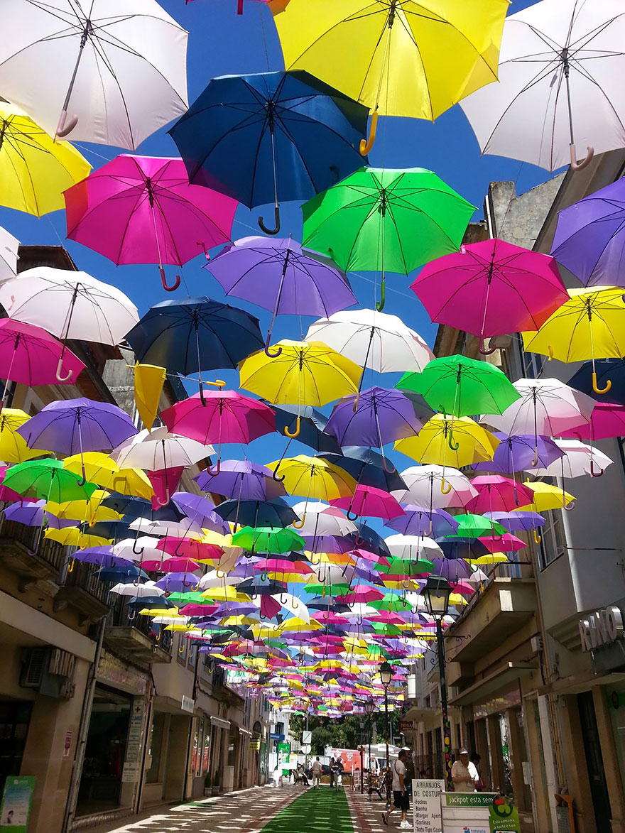 Сотни зонтиков над улицами в Португалии-2014-12