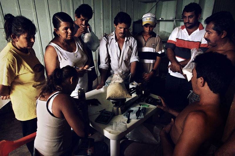 Фотографии поселений в Колумбии, зависящих от выращивания коки