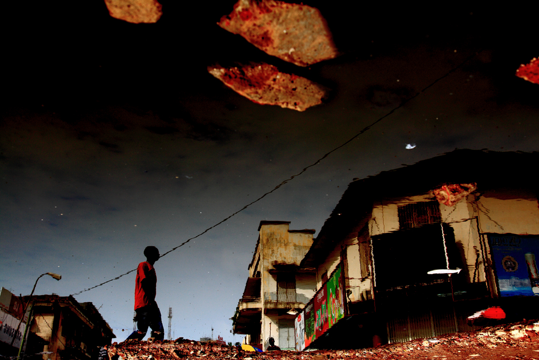 Повседневная жизнь города в уличных лужах от конголезского фотографа