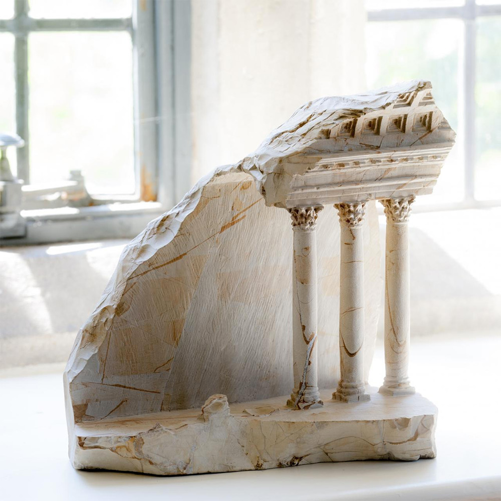 Средневековые интерьеры в мраморных скульптурах Мэтью Симмондса