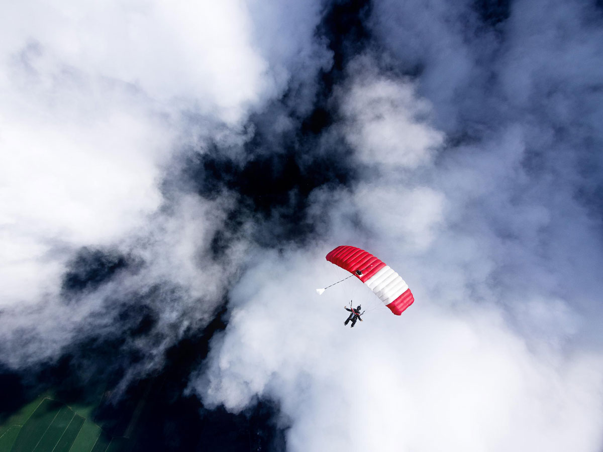 Великолепные аэрофотографии в свободном падении от шведского парашютиста