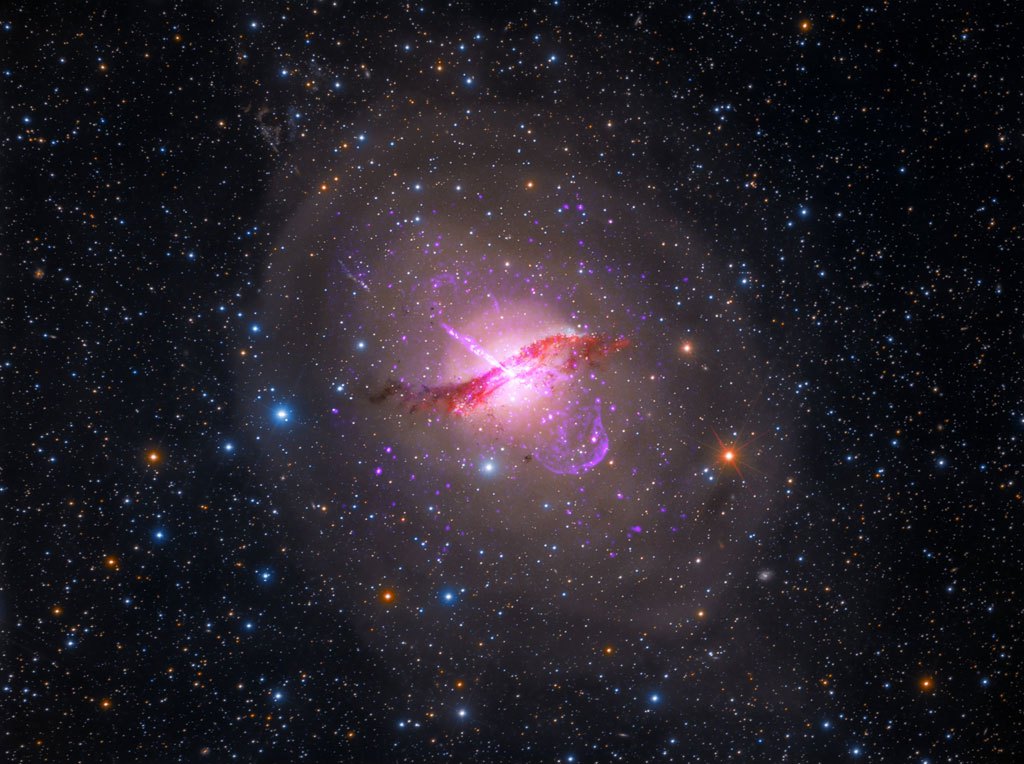 Яркая галактика Центавр А
