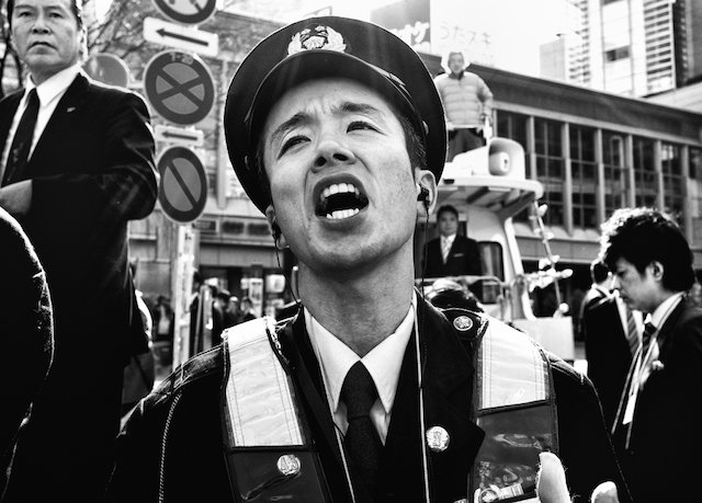 Чёрно-белые фотографии уличной турбулентности в Токио - 12