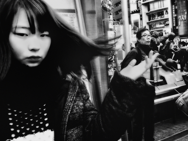 Чёрно-белые фотографии уличной турбулентности в Токио - 11