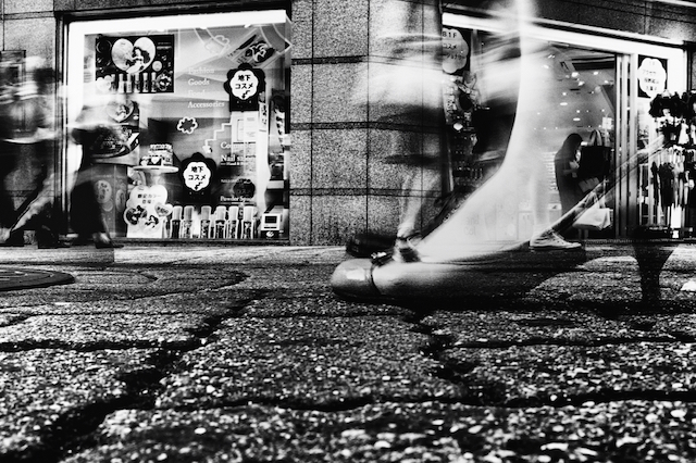 Чёрно-белые фотографии уличной турбулентности в Токио - 05