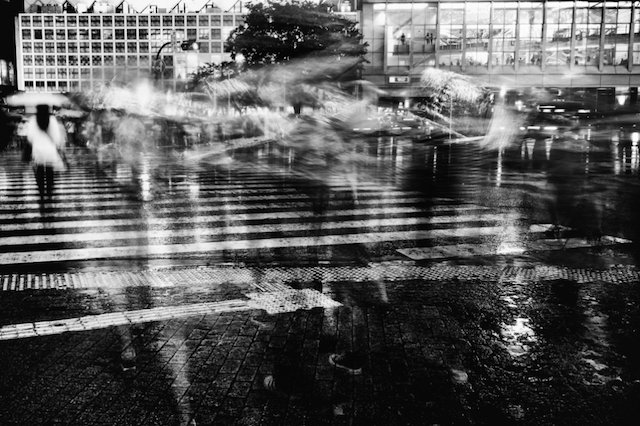 Чёрно-белые фотографии уличной турбулентности в Токио - 21