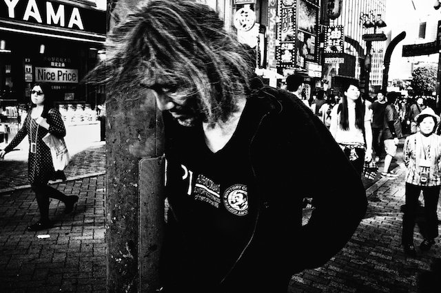 Чёрно-белые фотографии уличной турбулентности в Токио - 04