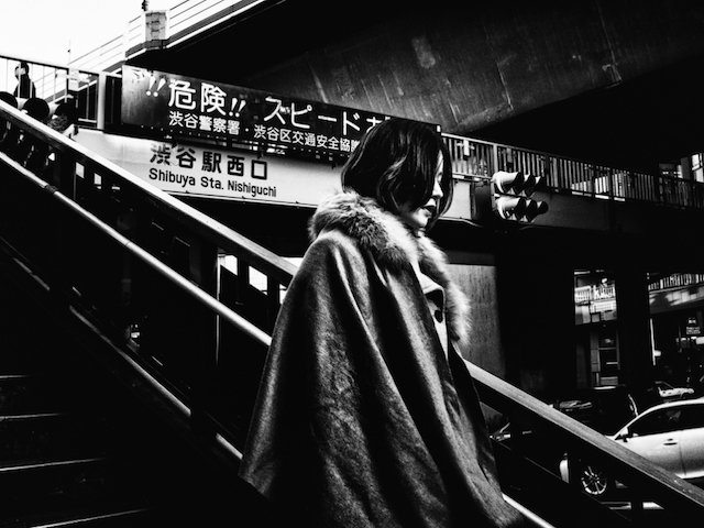 Чёрно-белые фотографии уличной турбулентности в Токио - 09