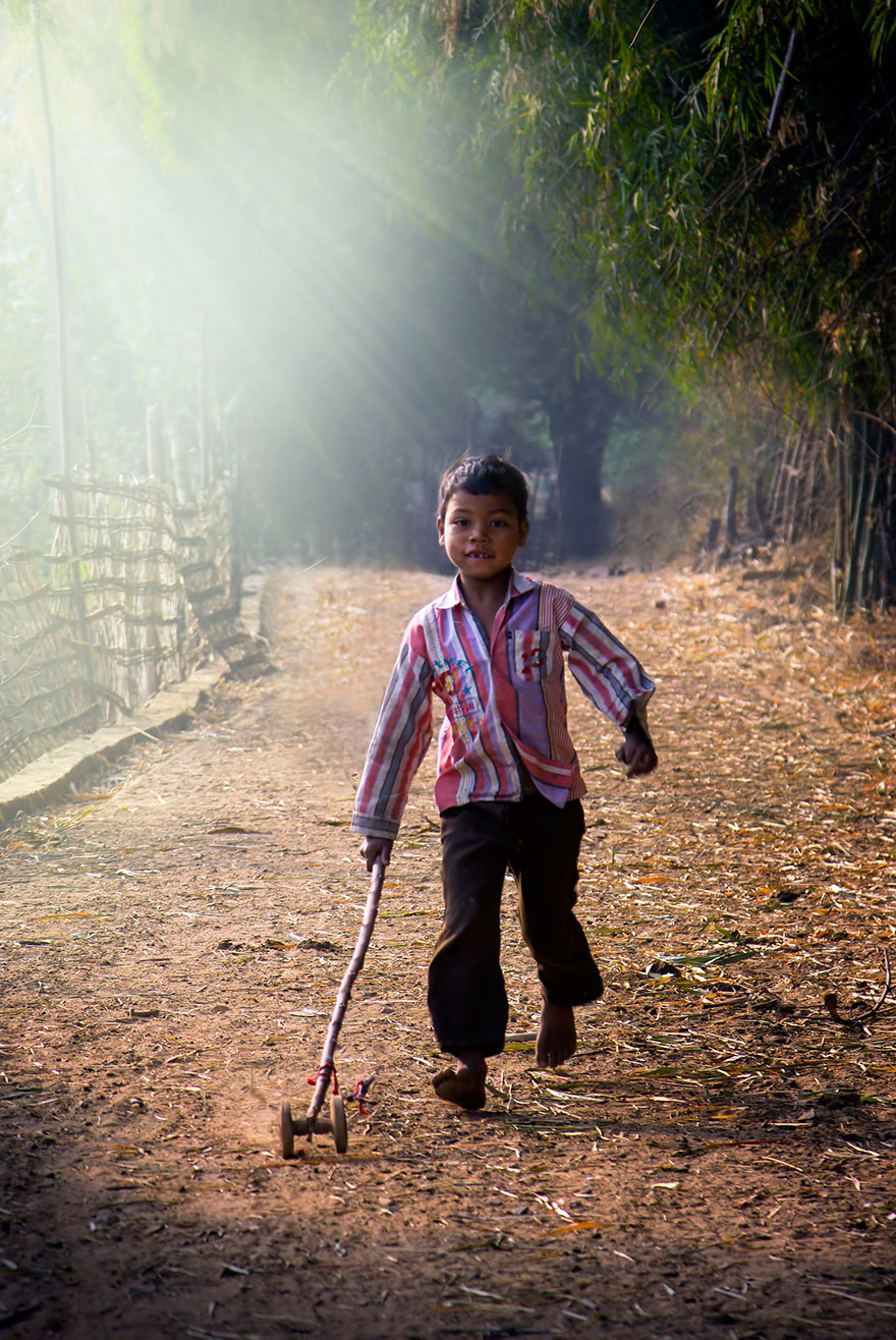 32 фотографии радостных моментов детства из разных стран