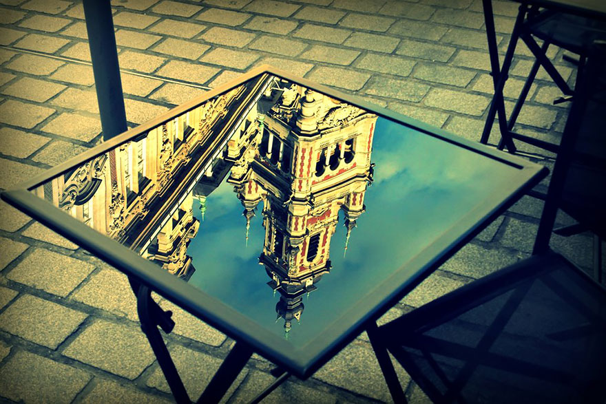 Большой дворец отражается на столе в городе Лилль, Франция