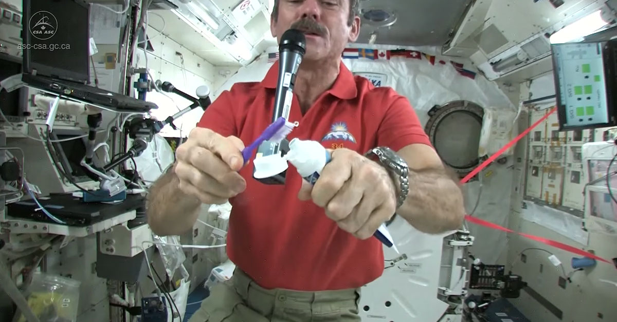 Как космонавты чистят зубы