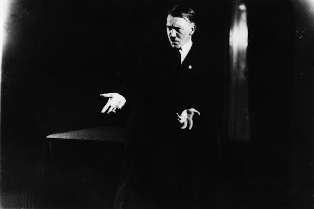 Гитлер отрабатывает язык тела - уникальные фотографии