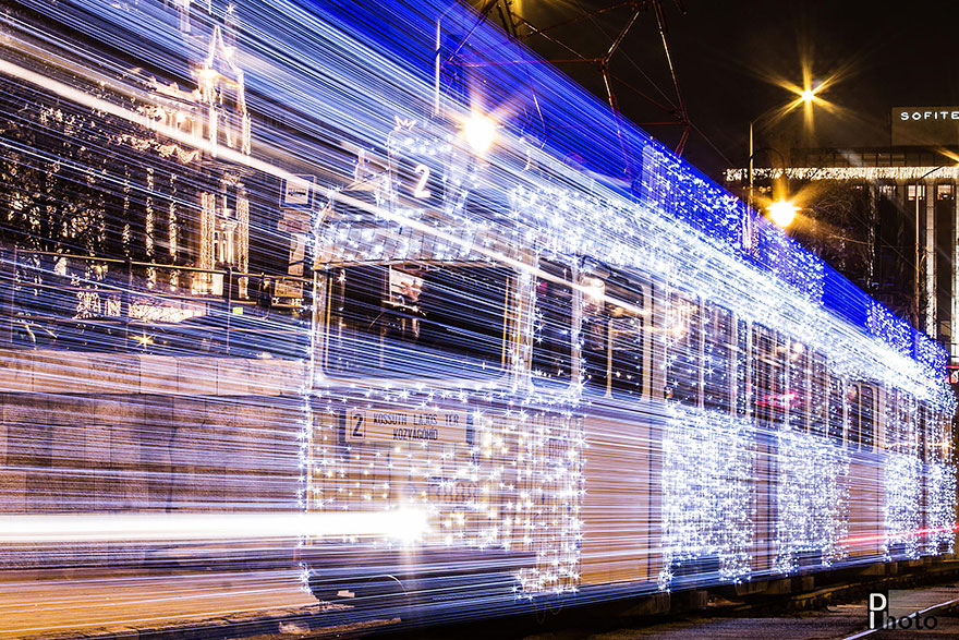30 000 светодиодов и длинная выдержка трансформируют трамваи Будапешта в космические корабли