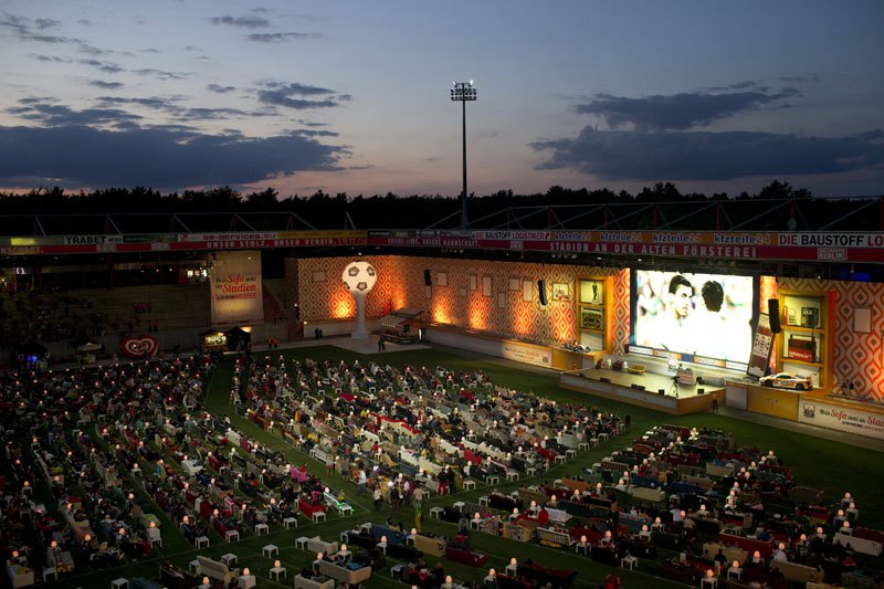 Стадион в Берлине превратили в гигантскую гостиную с 750 диванами перед 700-дюймовым телеэкраном (5)