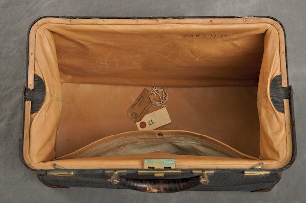 Содержимое брошенных чемоданов из 125-летней психиатрической клиники