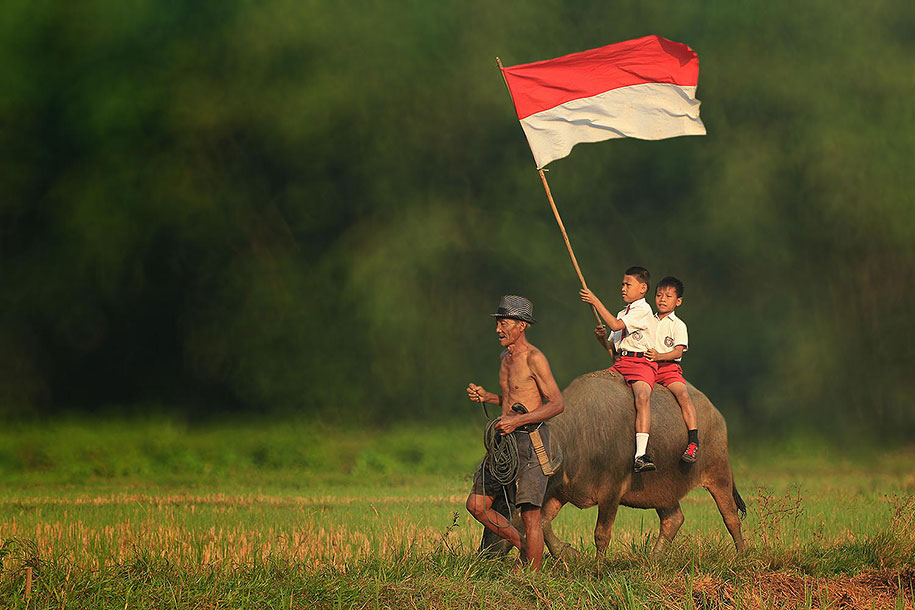 Будни сельских жителей Индонезии в ярких фотографиях-18