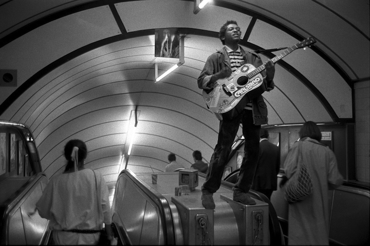 Пассажиры лондонского метро в фотографиях Боба Маззера