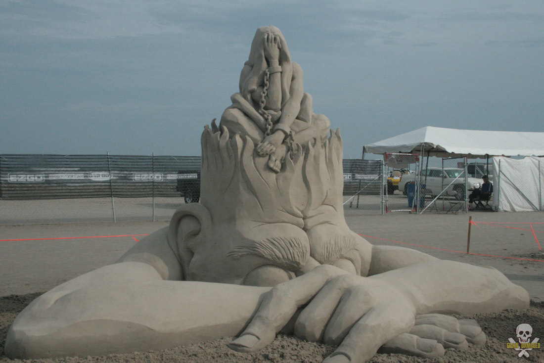 Грандиозные песчаные скульптуры Карла Хара-powerless