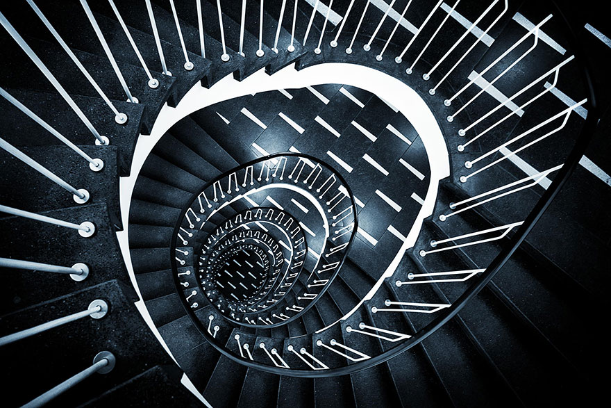 Винтовые лестницы в фотографии - 30 гипнотизирующих кадров
