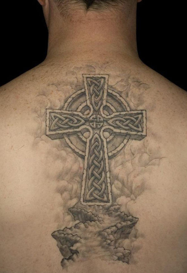 Человек с татуировкой: христианин или собака?