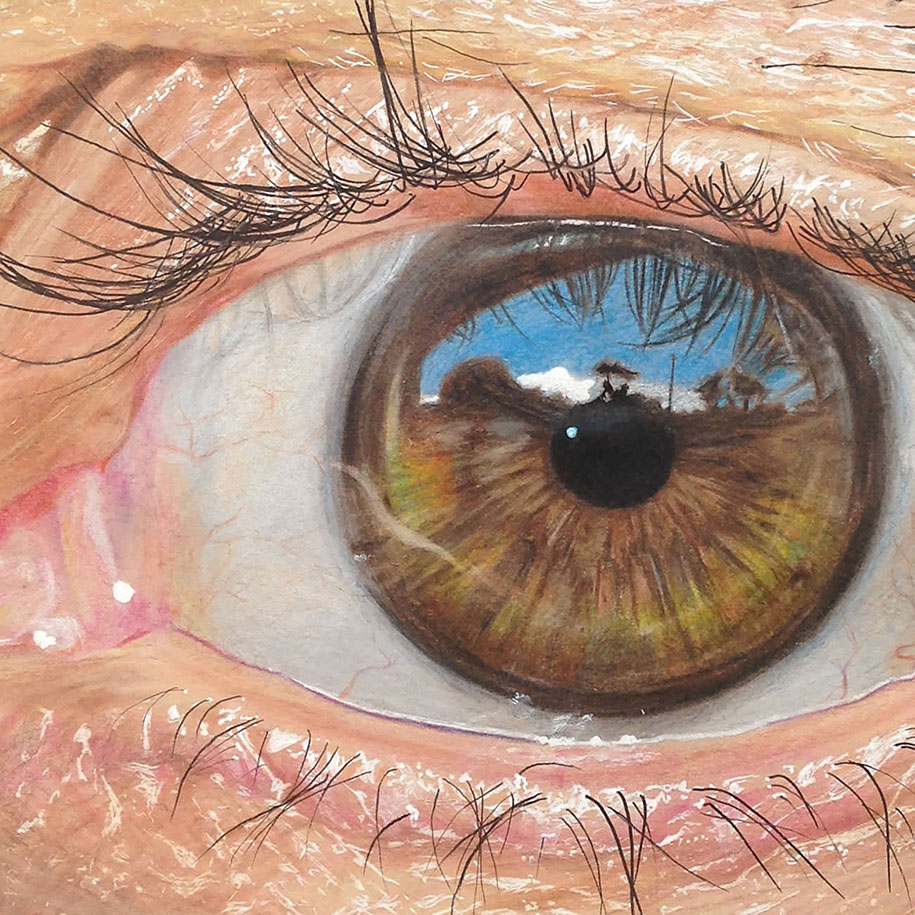 19-летний художник рисует гиперреалистичные глаза цветными карандашами