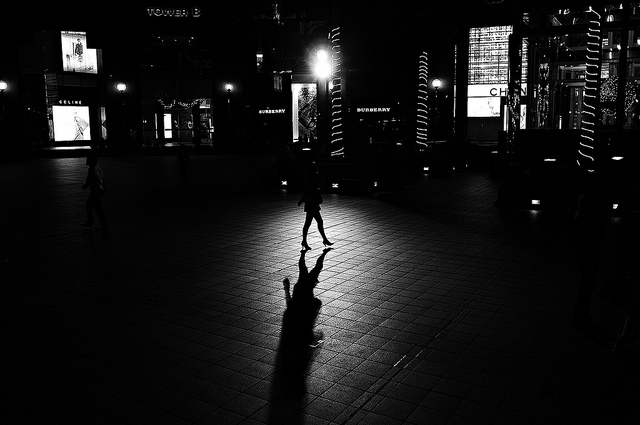 Виртуозная игра с тенью в уличной фотографии